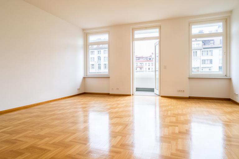 Leere Wohnung nach der Endreinigung in Zürich mit geputztem Parkettboden